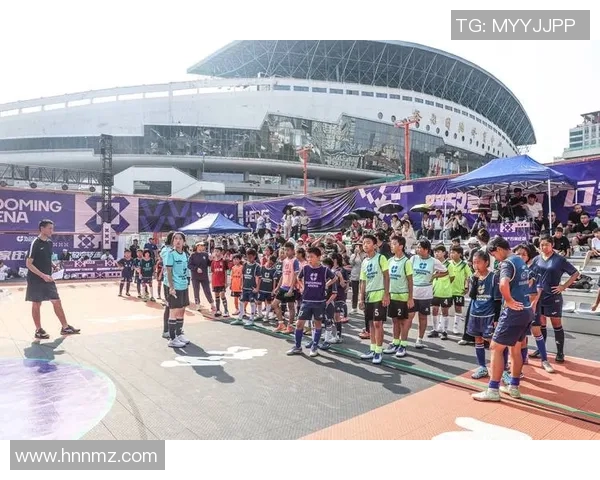 足球明星街头拍摄地摊视频展现真实生活与亲民魅力引发粉丝热议